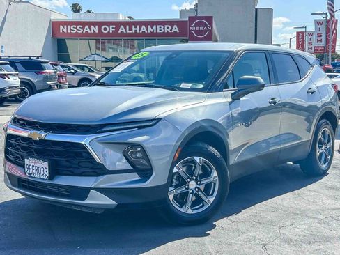 Used 2025 Chevrolet Blazer LT FWD image 2