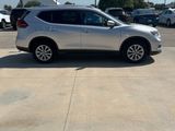 Used 2017 Nissan Rogue SV image 3