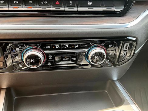 Used 2026 GMC Sierra 1500 SLT w/ SLT Premium Plus Package AWD/4WD image 33