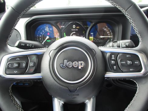 Used 2025 Jeep Wrangler Unlimited Sahara AWD/4WD image 18