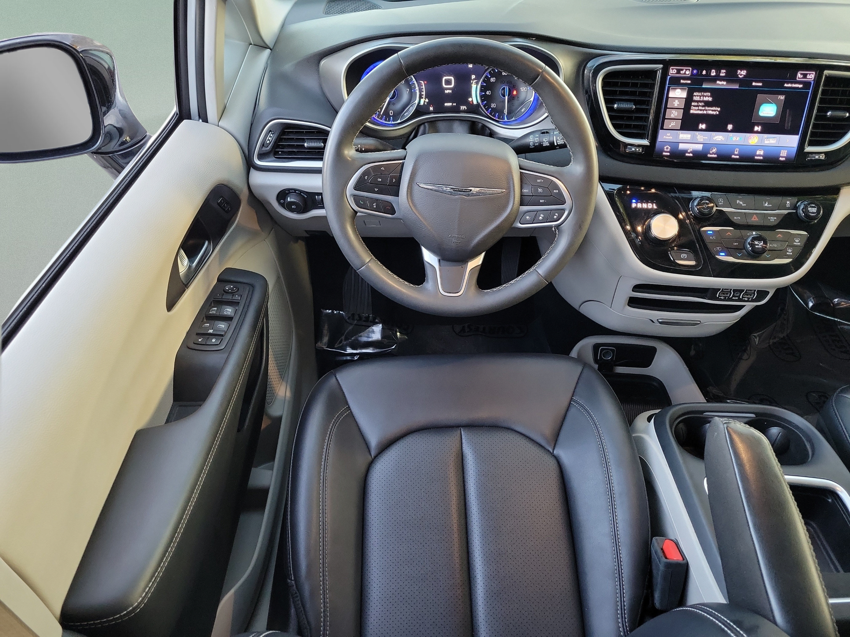 Used 2024 Chrysler Pacifica Touring-L FWD image 12