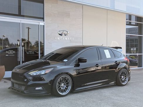 Used 2018 Ford Focus ST FWD image 1