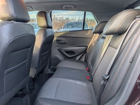 Used 2022 Chevrolet Trax LT w/ LT Convenience Package image 9