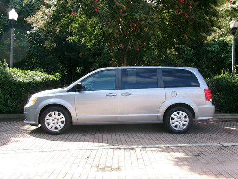 Used 2018 Dodge Grand Caravan SE w/ UConnect Hands-Free Group FWD image 4