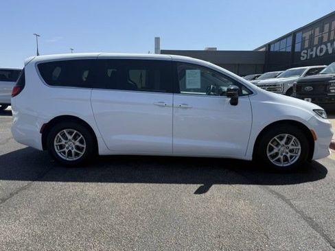 Used 2024 Chrysler Pacifica Touring-L FWD image 3