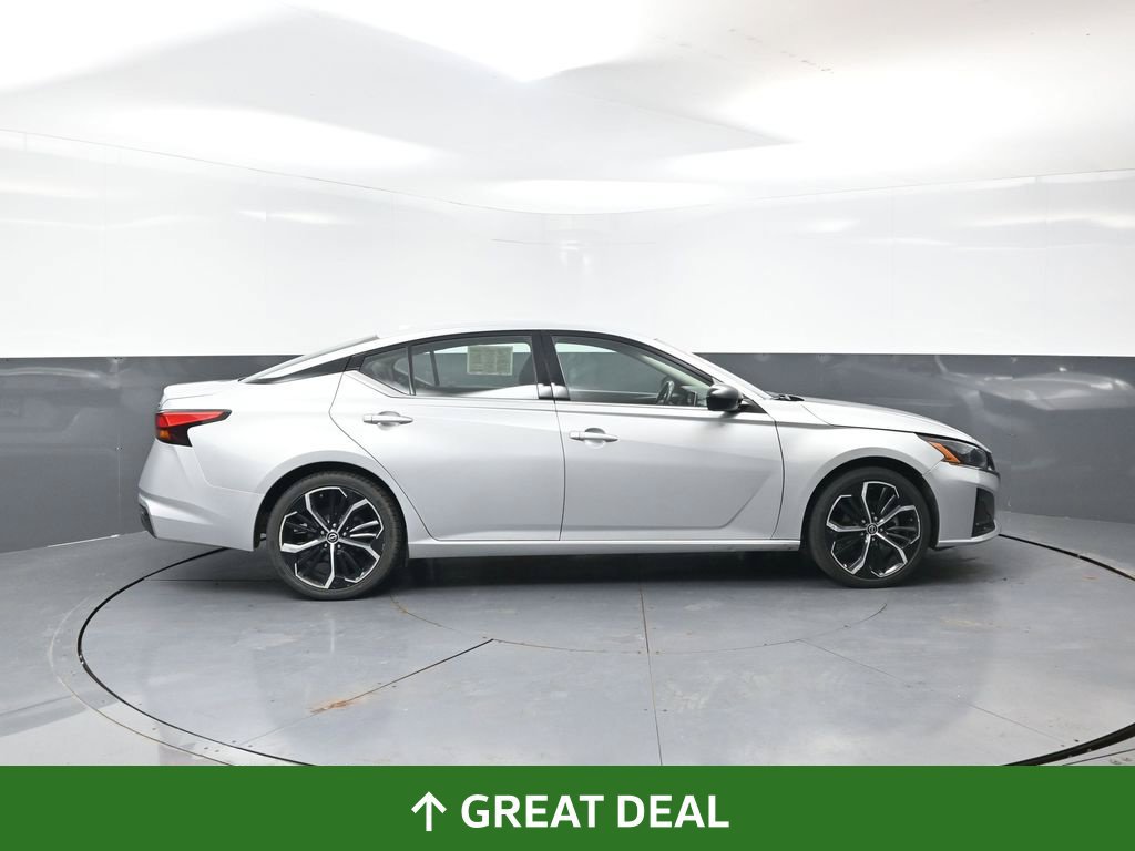 Used 2024 Nissan Altima 2.5 SR FWD image 2