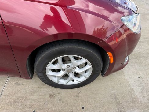 Used 2018 Chrysler Pacifica Touring Plus w/ Tire & Wheel Group FWD image 21