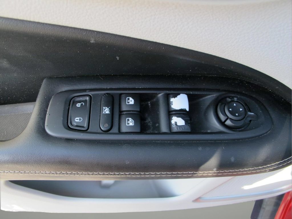 Used 2018 Jeep Compass Latitude w/ Popular Equipment Group FWD image 11