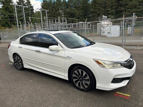 Used 2017 Honda Accord Touring image 3