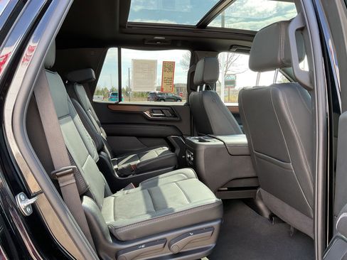 Used 2025 GMC Yukon Denali w/ Sun & Power Step Package AWD/4WD image 16