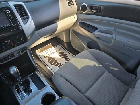 Used 2015 Toyota Tacoma PreRunner w/ SR5 Package image 17