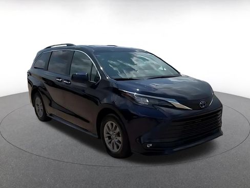 Used 2025 Toyota Sienna XLE FWD image 3