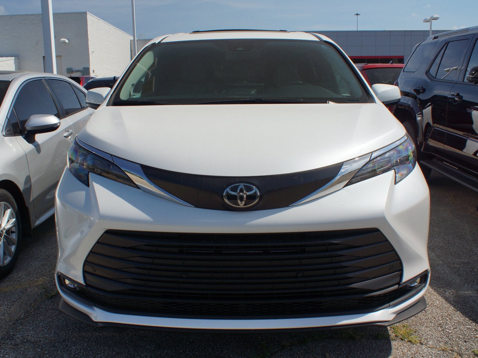 Used 2026 Toyota Sienna XLE AWD/4WD image 2