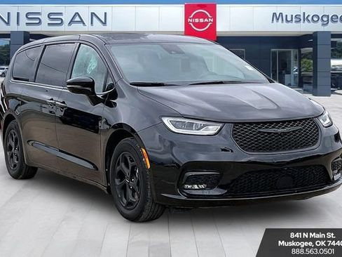 Used 2024 Chrysler Pacifica Limited FWD image 1