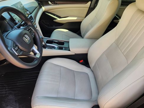 Used 2018 Honda Accord Touring image 10