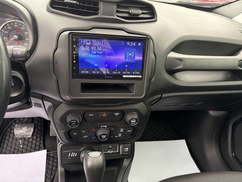 Used 2018 Jeep Renegade Altitude image 19