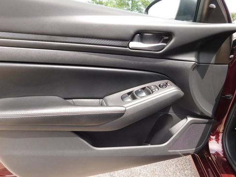 Used 2024 Nissan Altima 2.5 SV FWD image 12