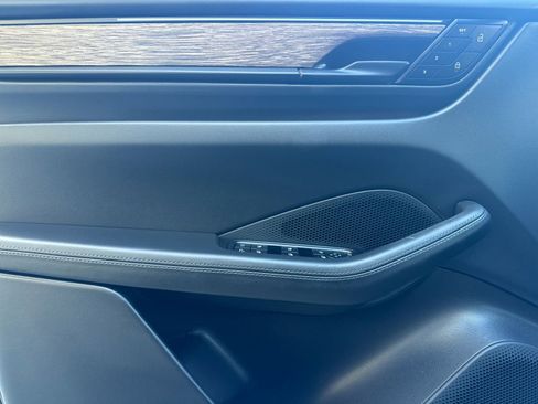 Certified 2025 Porsche Macan Electric image 12