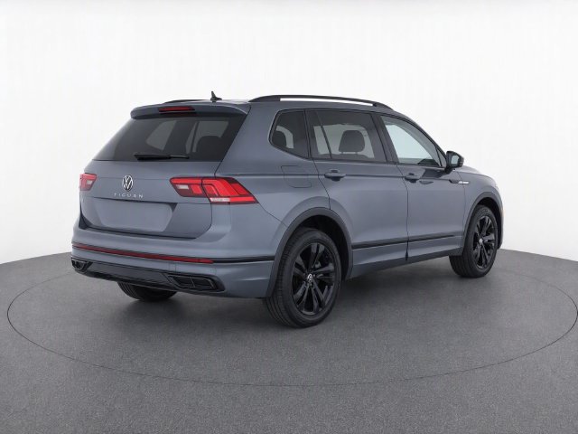 Used 2024 Volkswagen Tiguan SE R-Line FWD image 4