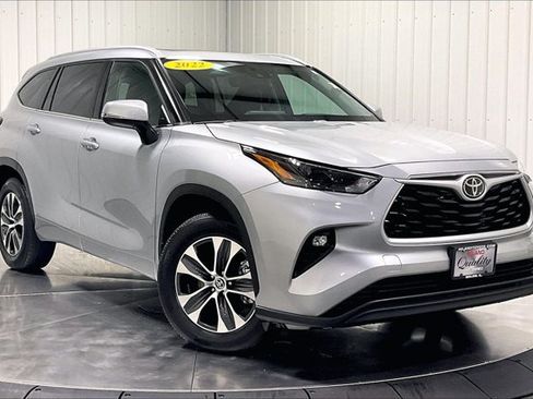 Used 2022 Toyota Highlander XLE AWD/4WD image 3