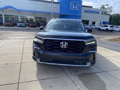Used 2023 Honda Pilot Touring image 3