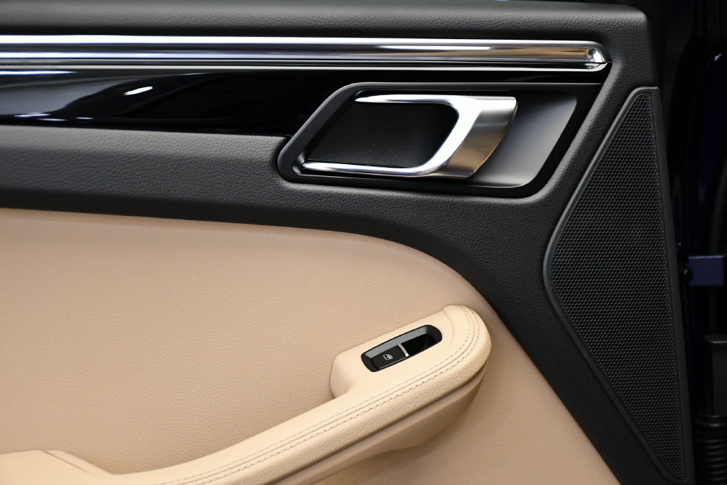 Certified 2026 Porsche Macan Turbo AWD/4WD image 40