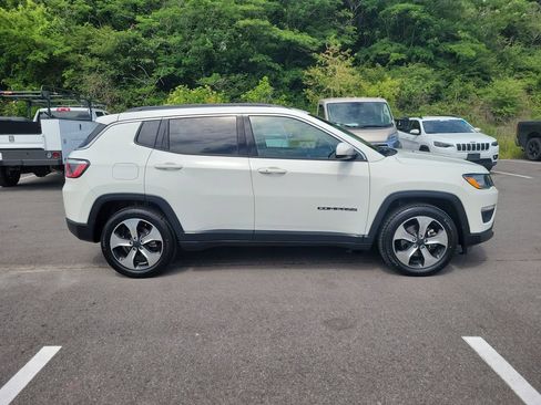 Used 2017 Jeep Compass Latitude w/ Cold Weather Group FWD image 2