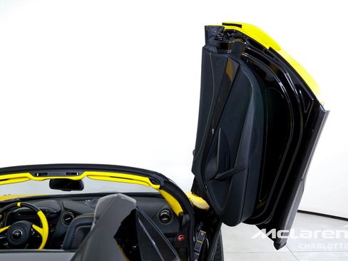 Used 2022 McLaren 765LT RWD image 19