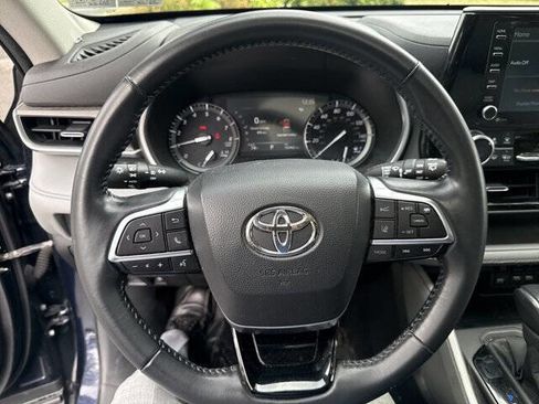Used 2020 Toyota Highlander XLE image 23