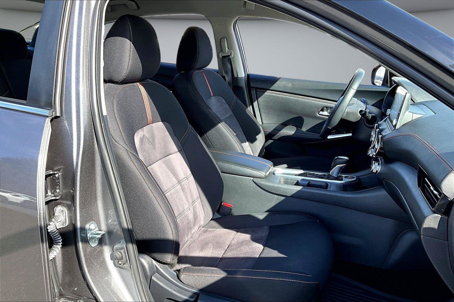 Used 2023 Nissan Sentra SR w/ Midnight Edition Package FWD image 29
