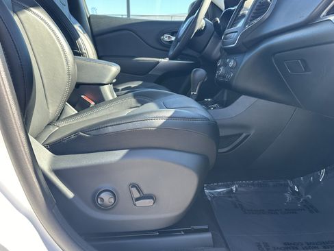 Used 2022 Jeep Cherokee Latitude Lux w/ Sun & Sound Group image 16