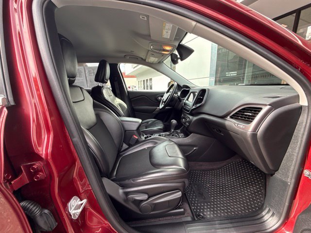 Used 2019 Jeep Cherokee Latitude Plus w/ Comfort/Convenience Group AWD/4WD image 18