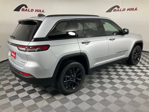 Used 2023 Jeep Grand Cherokee Laredo image 6