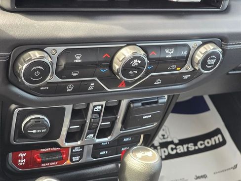 Used 2025 Jeep Wrangler Unlimited Rubicon AWD/4WD image 17