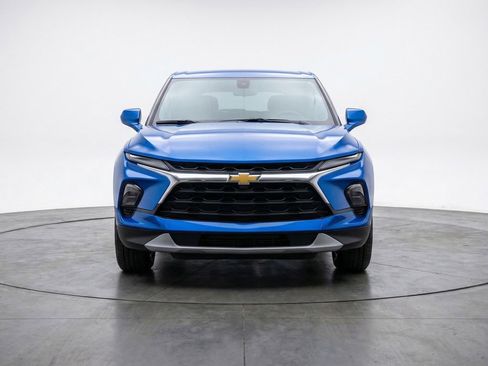 Used 2025 Chevrolet Blazer LT image 2