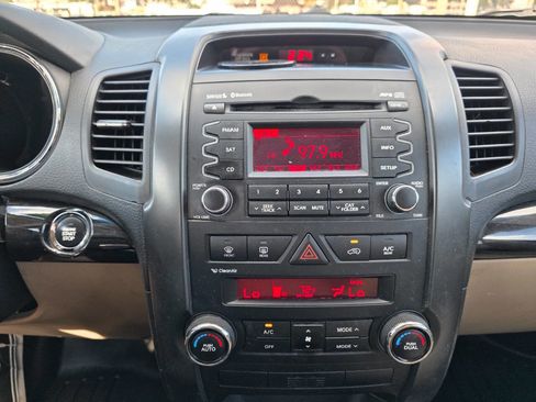 Used 2011 Kia Sorento EX image 18