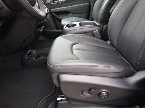 New 2026 Chrysler Pacifica Select image 14