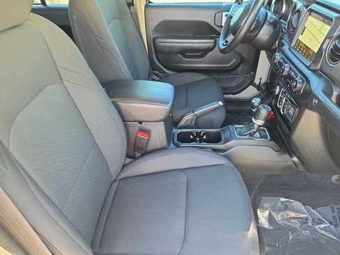 Used 2022 Jeep Gladiator Sport image 18