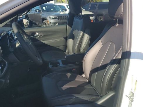 New 2026 Chrysler Pacifica Select image 18