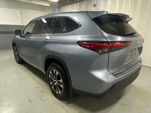 Used 2020 Toyota Highlander XLE AWD/4WD image 2