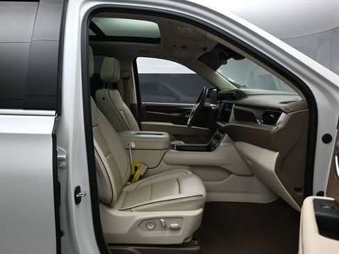 Used 2022 GMC Yukon XL Denali AWD/4WD image 25