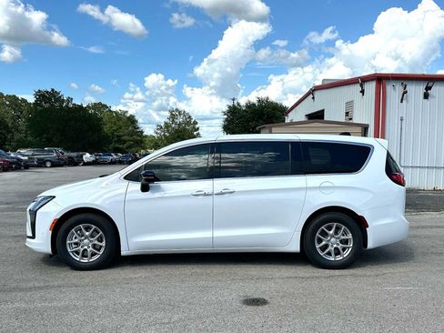 New 2027 Chrysler Pacifica Select FWD image 12