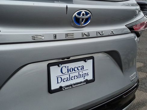 Used 2021 Toyota Sienna Limited image 35