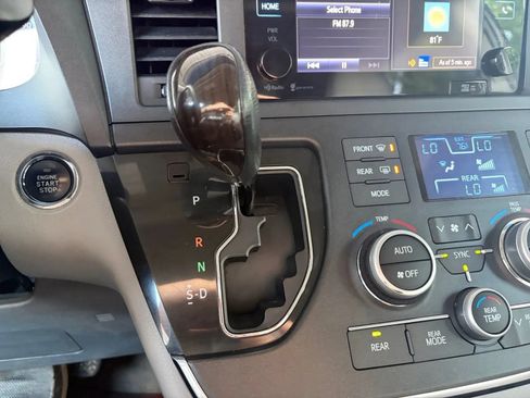 Used 2015 Toyota Sienna XLE Premium w/ Four Season Floor Mat Package FWD image 28