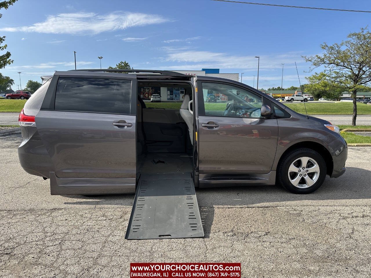 Used 2013 Toyota Sienna LE FWD image 1