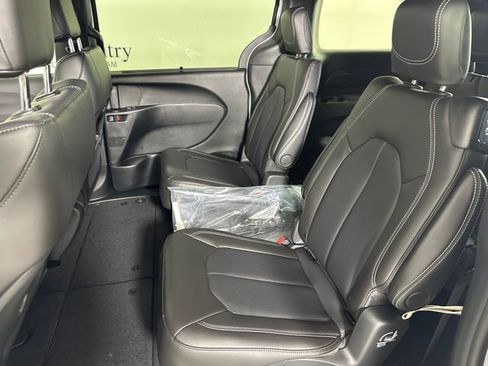 New 2026 Chrysler Pacifica Select image 23