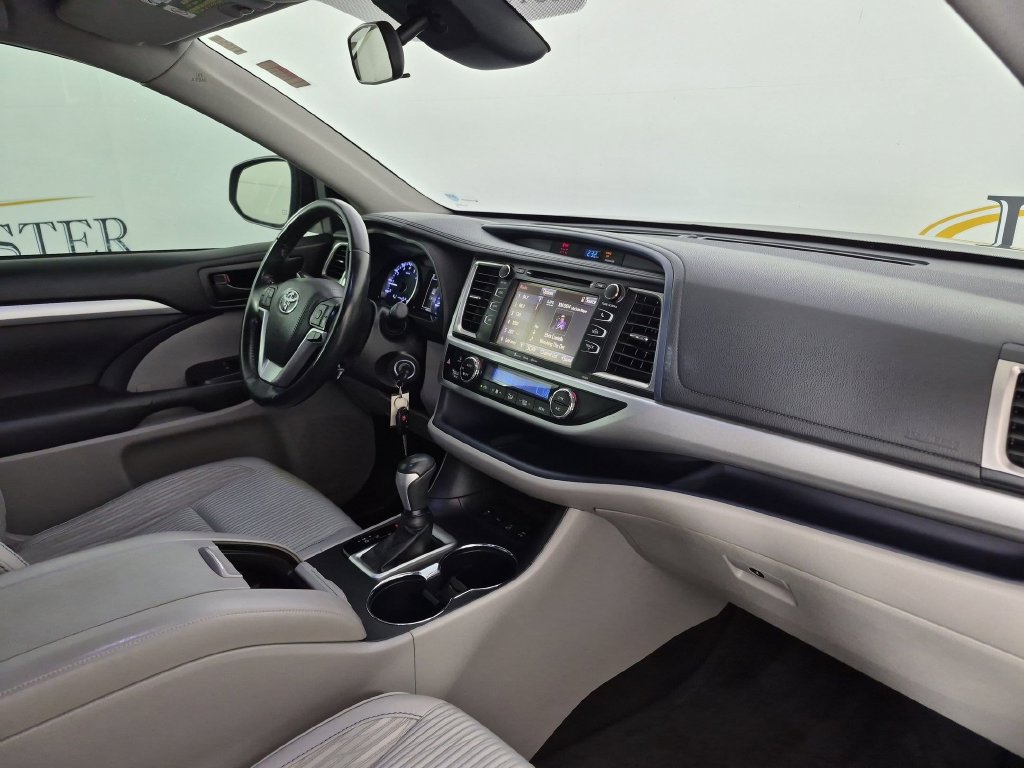 Used 2018 Toyota Highlander Plus AWD/4WD image 37