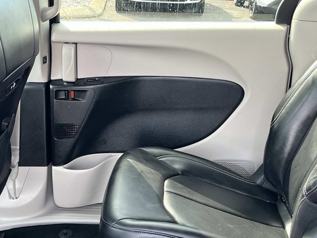 Used 2023 Chrysler Pacifica Touring-L FWD image 21