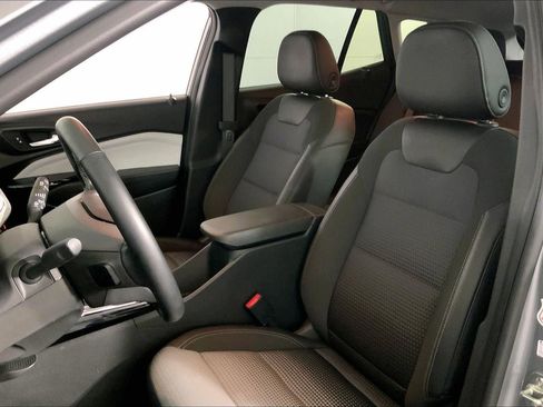 Used 2025 Chevrolet Trax LT w/ LT Convenience Package image 22