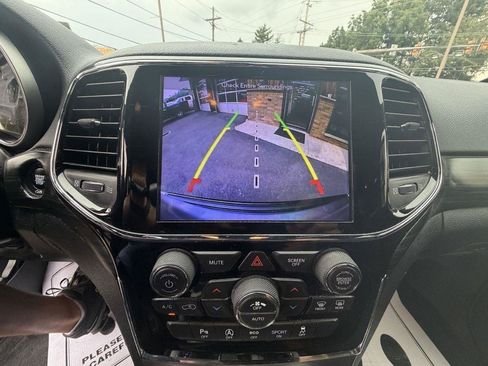 Used 2019 Jeep Grand Cherokee Laredo w/ 18" Wheel & 8.4" Radio Group AWD/4WD image 24